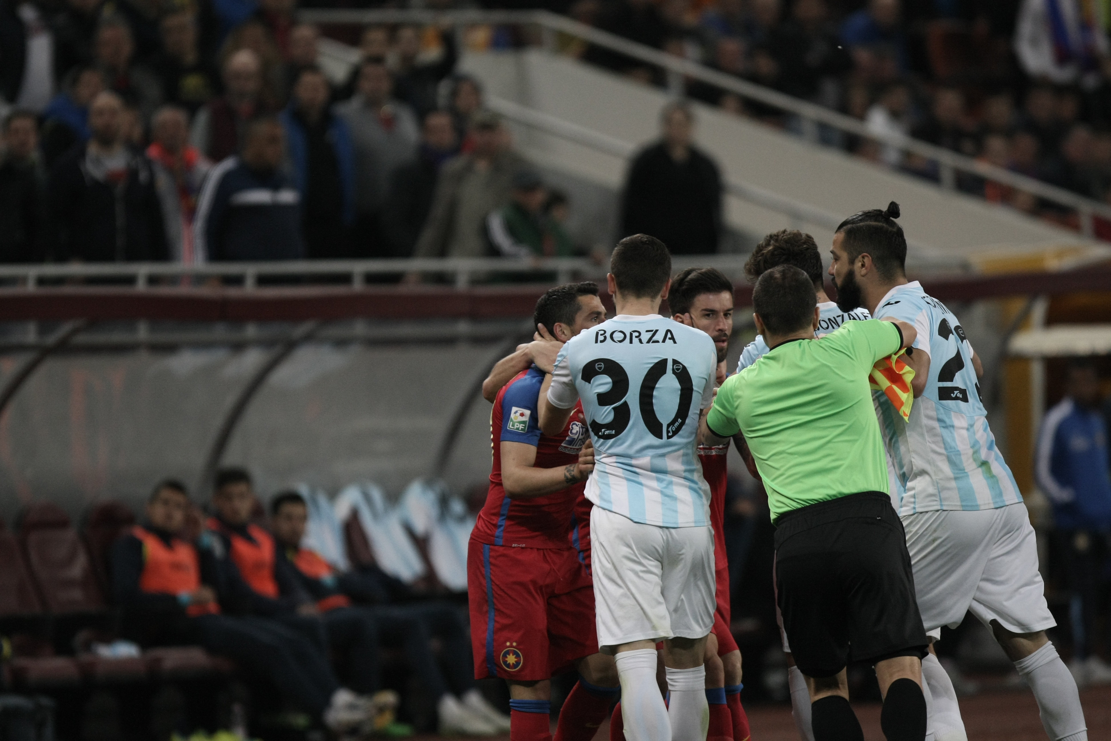 Crăciunescu, revoltat că stewarzii au intrat pe teren la meciul Steaua - ASA: ”Ce facem, aducem trupele speciale?” | GALERIE FOTO