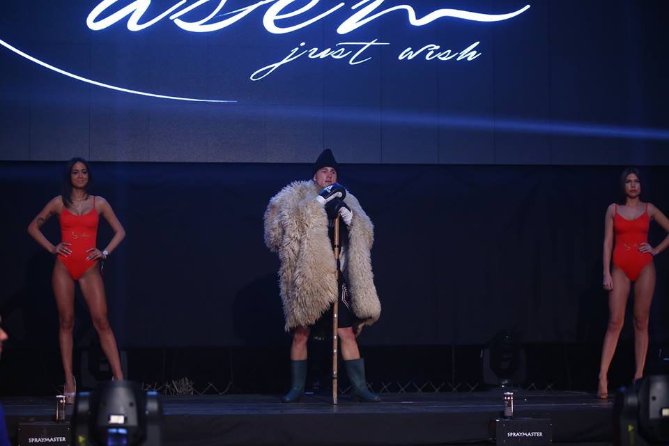 În ring când au intrat, spectatorii s-au înfierbântat! Fetele sexy din preajma băieţilor duri din Superkombat / GALERIE FOTO HOT