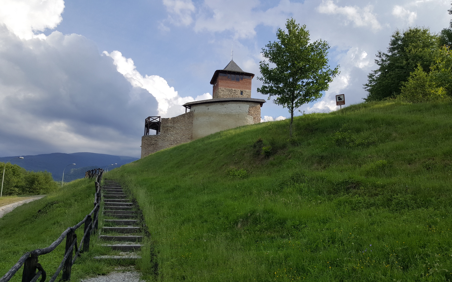 Cetatea Mălăiești din Țara Hațegului, restaurată cu termopane. Fortăreața veche de șase secole a devenit atracție pentru turiști