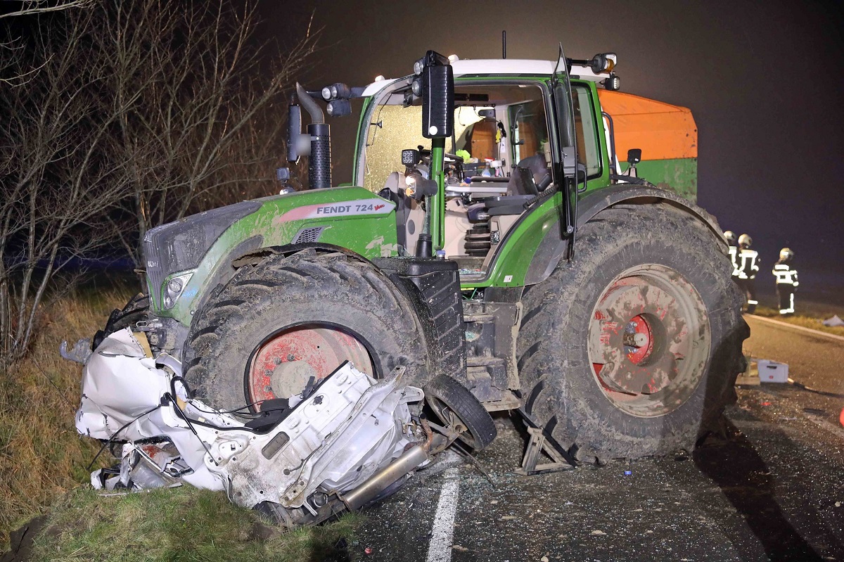 Salvatorii n-au știut ore în șir câți oameni erau într-o mașină strivită complet de un tractor, pe un drum din Germania
