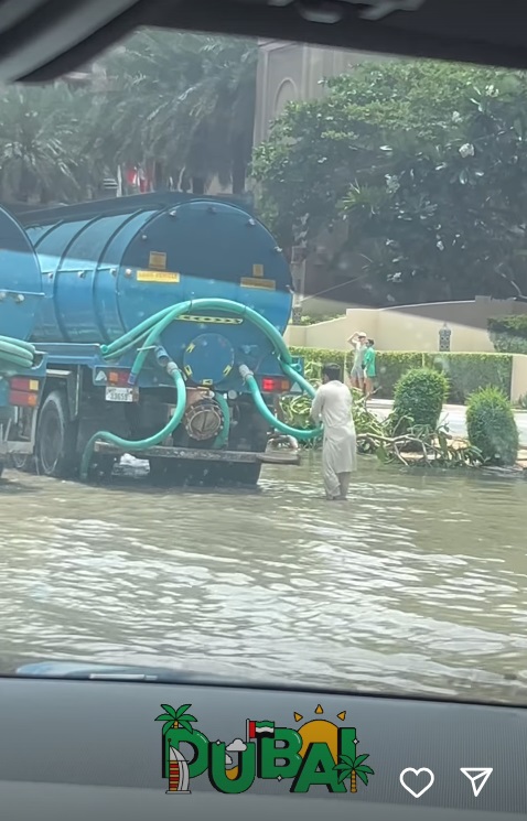 Anda Adam, prinsă de furtună în Dubai. A arătat imagini cu străzile inundate și copacii căzuți, iar apoi a mers la o plajă de lux