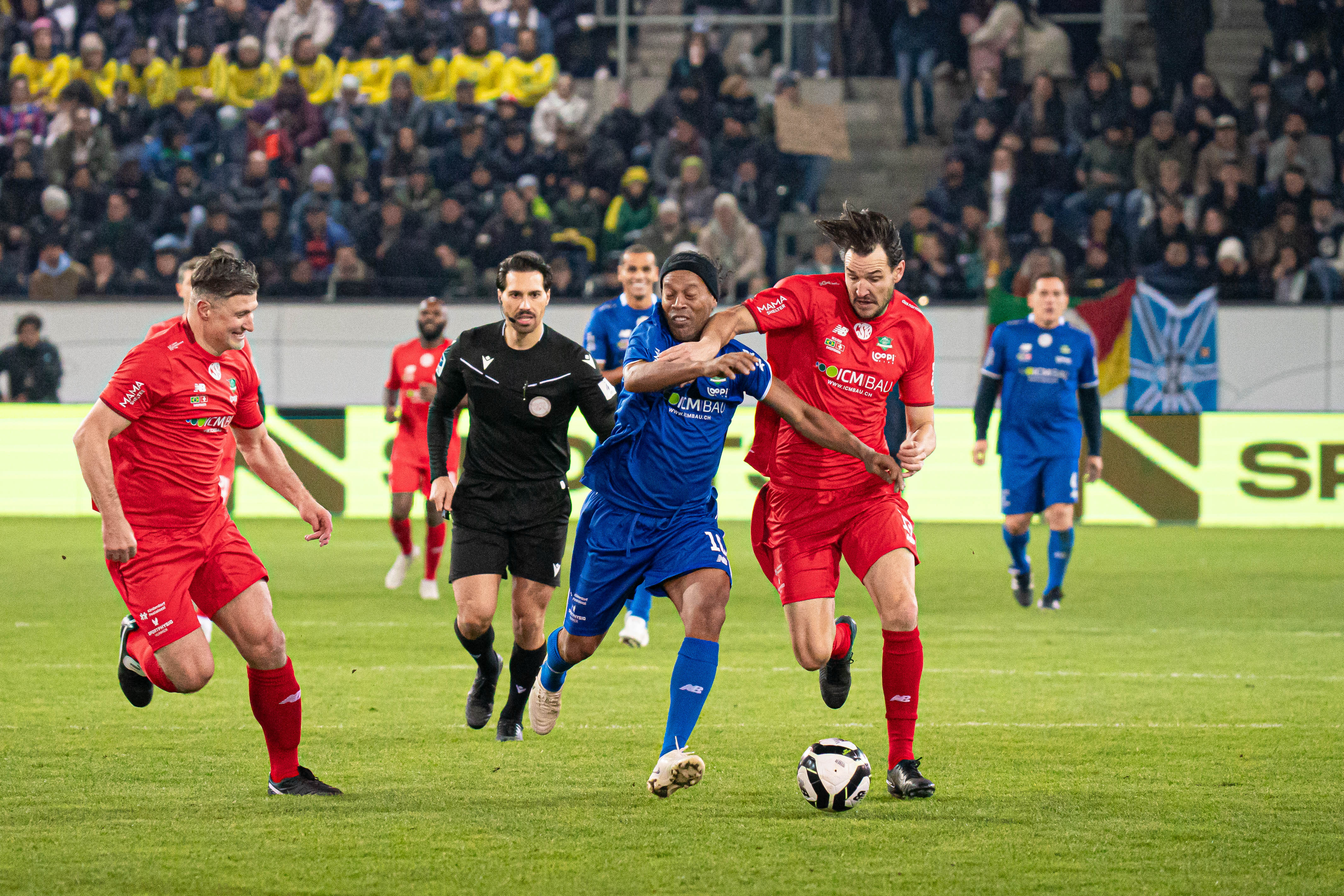 Ronaldinho a petrecut până la 5.00 într-un club de noapte și a întârziat la meciul de gală cu legendele Elveției: „Și mahmur, și cu burtă, tot a făcut show la Lucerna”