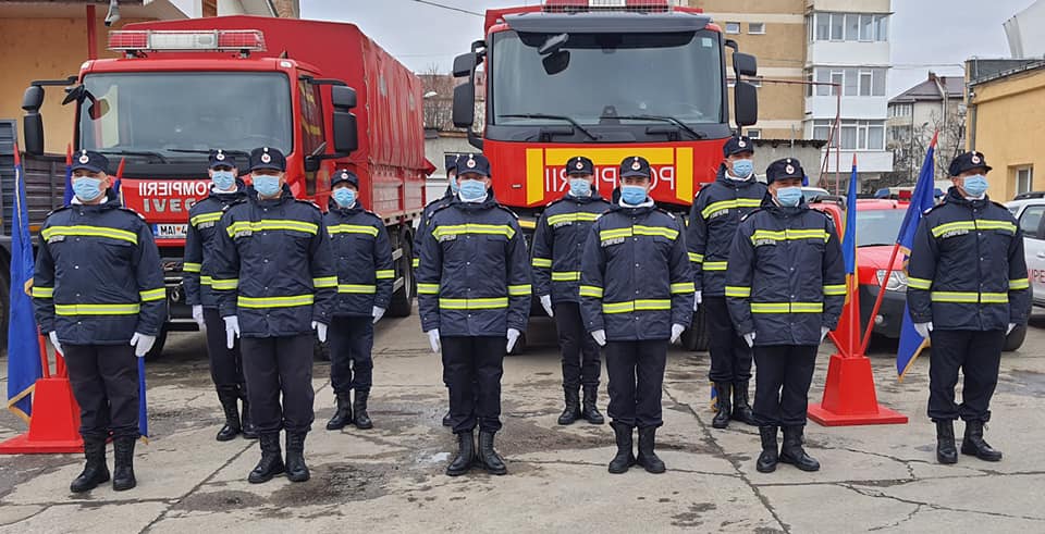 Trei pompieri care au intervenit la incendiul de la Spitalul din Neamț, avansaţi în grad înainte de termen