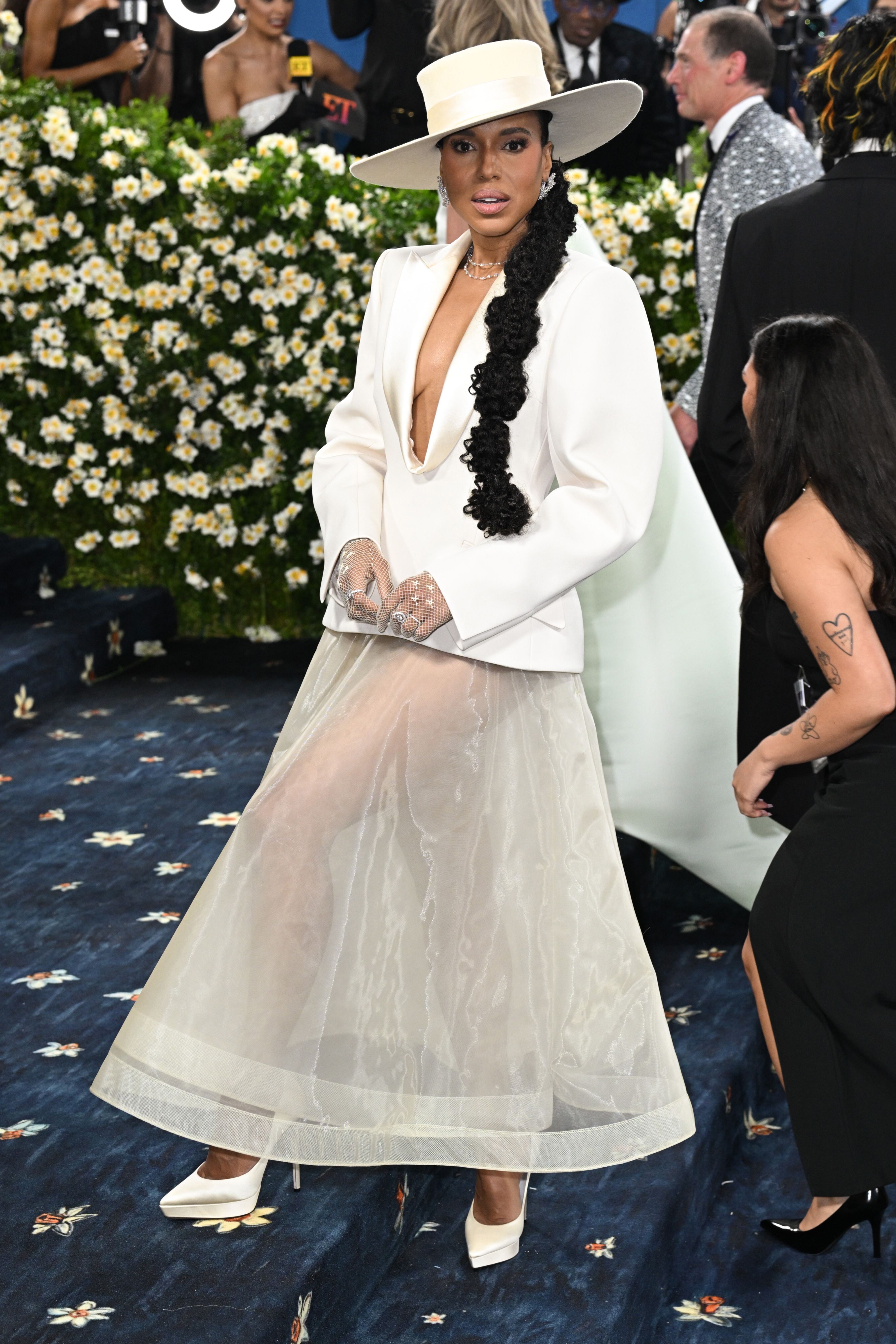Cum au apărut vedetele la Met Gala 2025. Madonna a defilat cu un trabuc în mână, iar Kim Kardashian a atras toată atenția