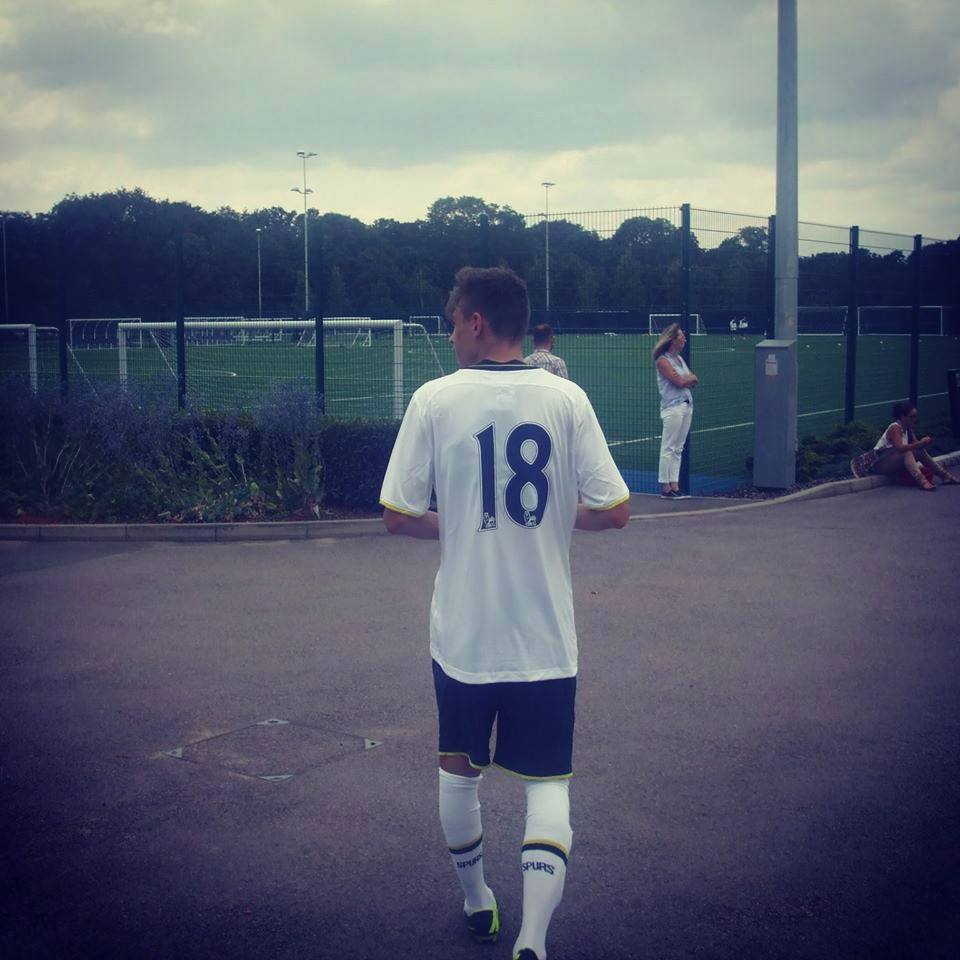 Încă un român în Anglia! Va fi coleg cu Vlad Chiricheş la Tottenham