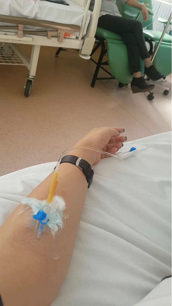 Apel umanitar pentru o polițistă bolnavă de cancer! Femeia are un băiețel de 4 ani