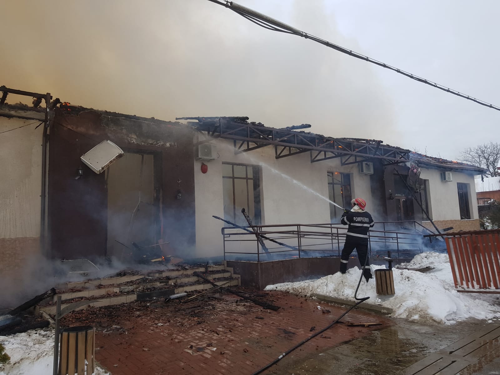 VIDEO&FOTO/ Incendiu puternic în localitatea vrânceană Fitionești. Primăria a fost cuprinsă de flăcări, iar angajații au reușit să iasă înaintea sosirii pompierilor