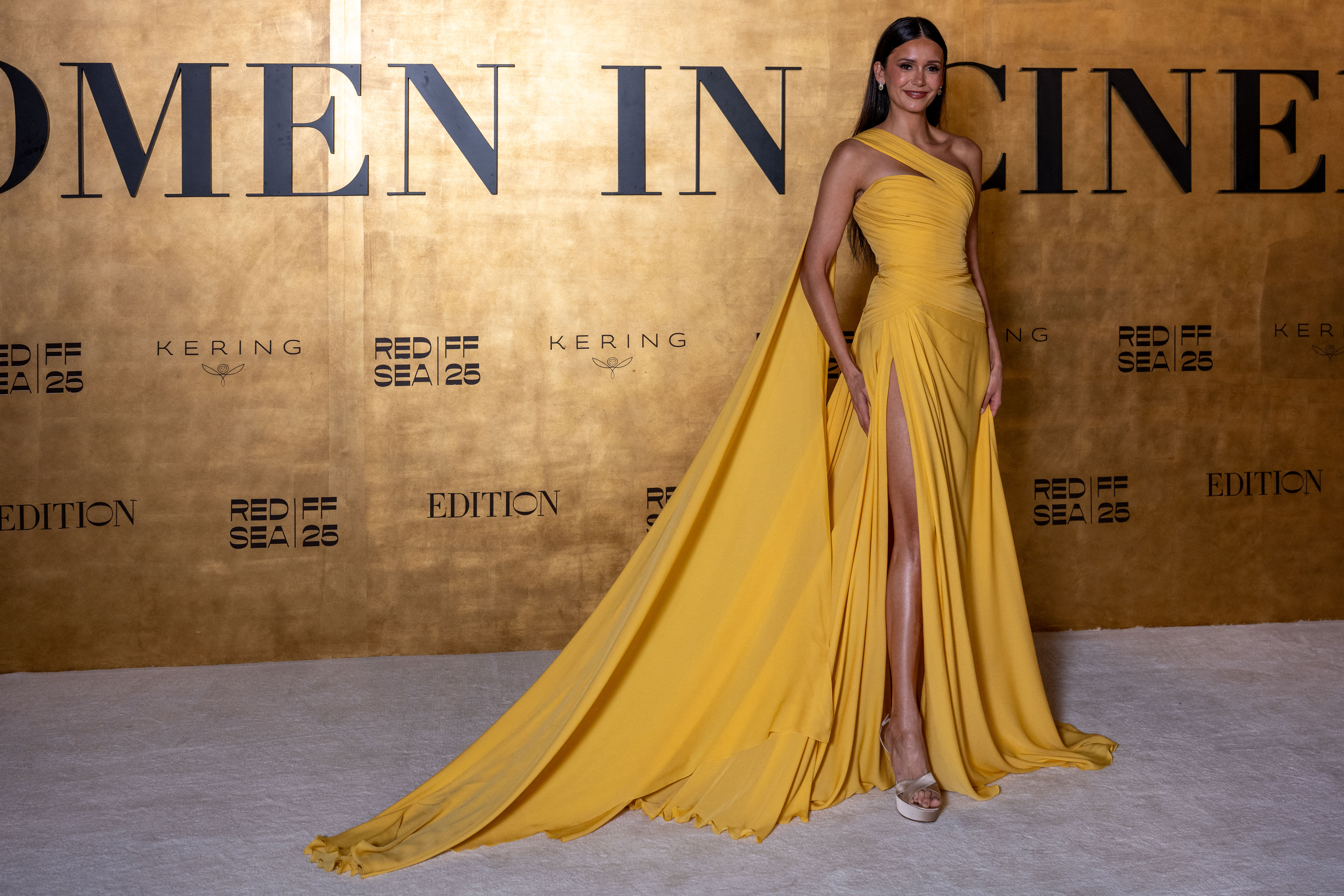 Cum a apărut Nina Dobrev pe covorul roșu. Rochia vintage cu care a atras toate privirile