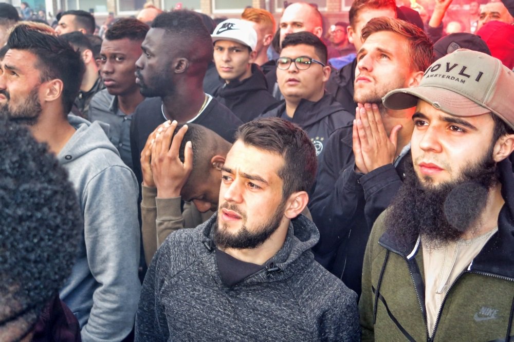 Susținere pentru Abdelhak Nouri. Zeci de fani s-au adunat în fața casei fotbalistului de la Ajax, aflat în comă artificială | VIDEO