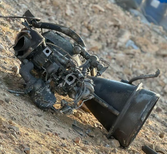 Imagini cu resturi de drone și rachete care au căzut în orașele israeliene din sudul țării. Un fragment a aterizat în Marea Moartă, lângă plajă