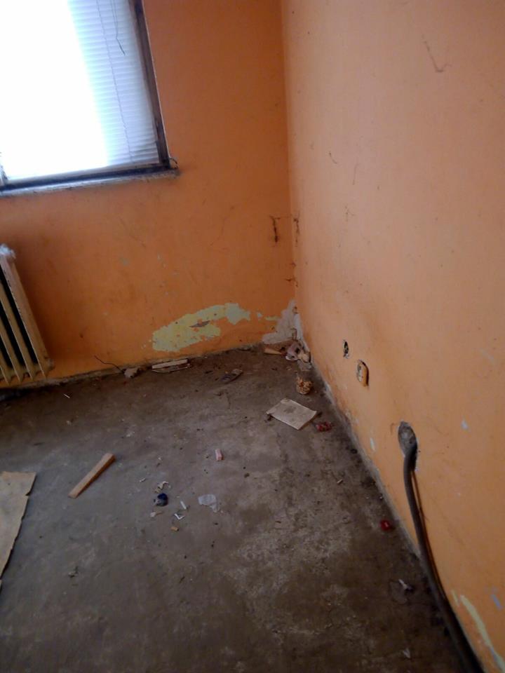 FOTO/ Apartamentele repartizate medicilor de la Spitalul de Psihiatrie Galați, pline de gunoaie, cu pereți scorojiți, țevi ruginite și geamuri sparte