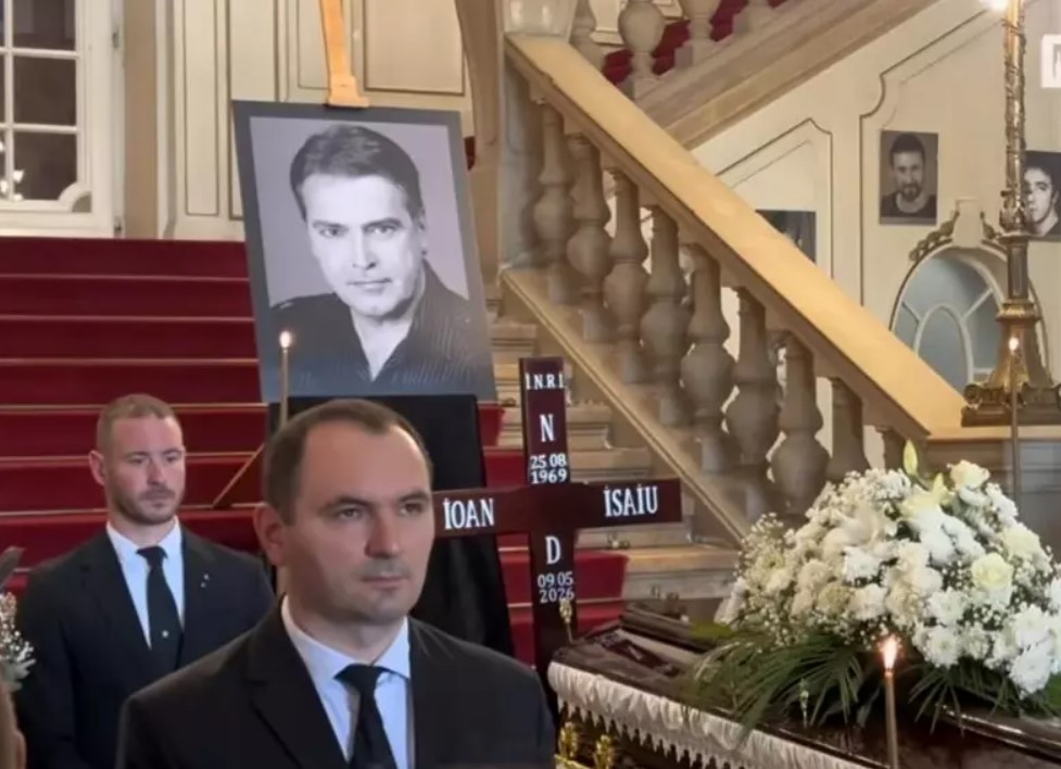 Imagini de la priveghiul lui Ioan Isaiu. Sicriul cu trupul neînsuflețit al actorului a fost depus la Teatrul Național Cluj-Napoca