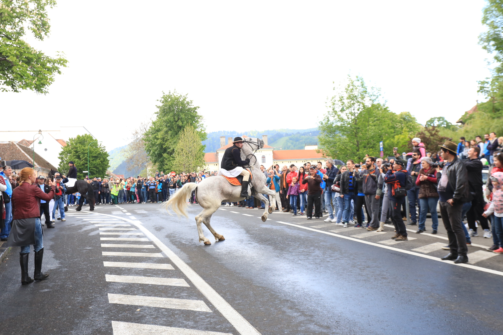 Mii de oameni au asistat la Parada Junilor la Brașov | GALERIE FOTO