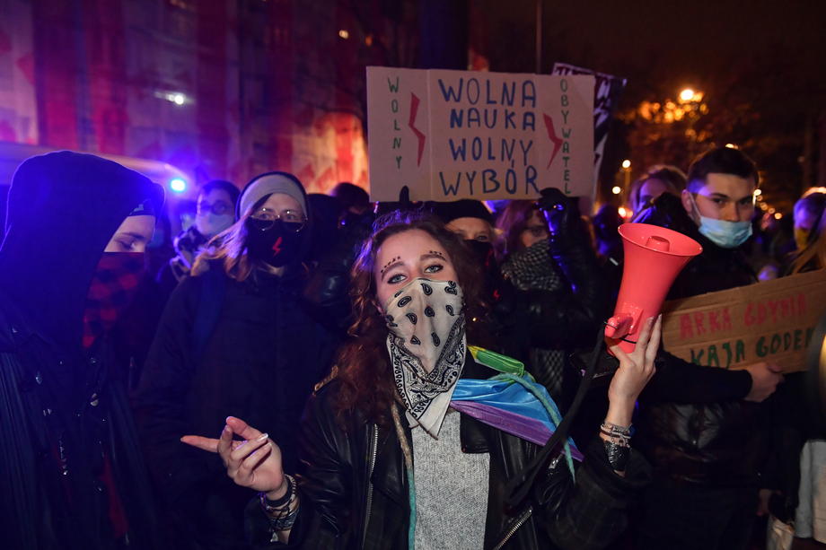 FOTO | Ciocniri între poliţie şi manifestanţi la Varșovia. Aceștia au protestat față de limitarea dreptului la avort﻿