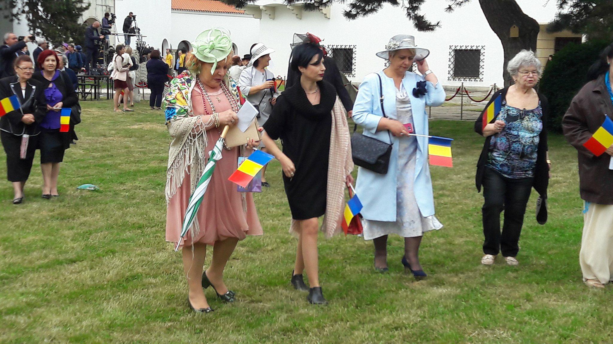 VIDEO/ 10 mai, la Palatul Elisabeta. Ținute de prințese, înghionteli la șampanie și regrete pentru țară: „Fără monarhie, nu vom avea liniște”