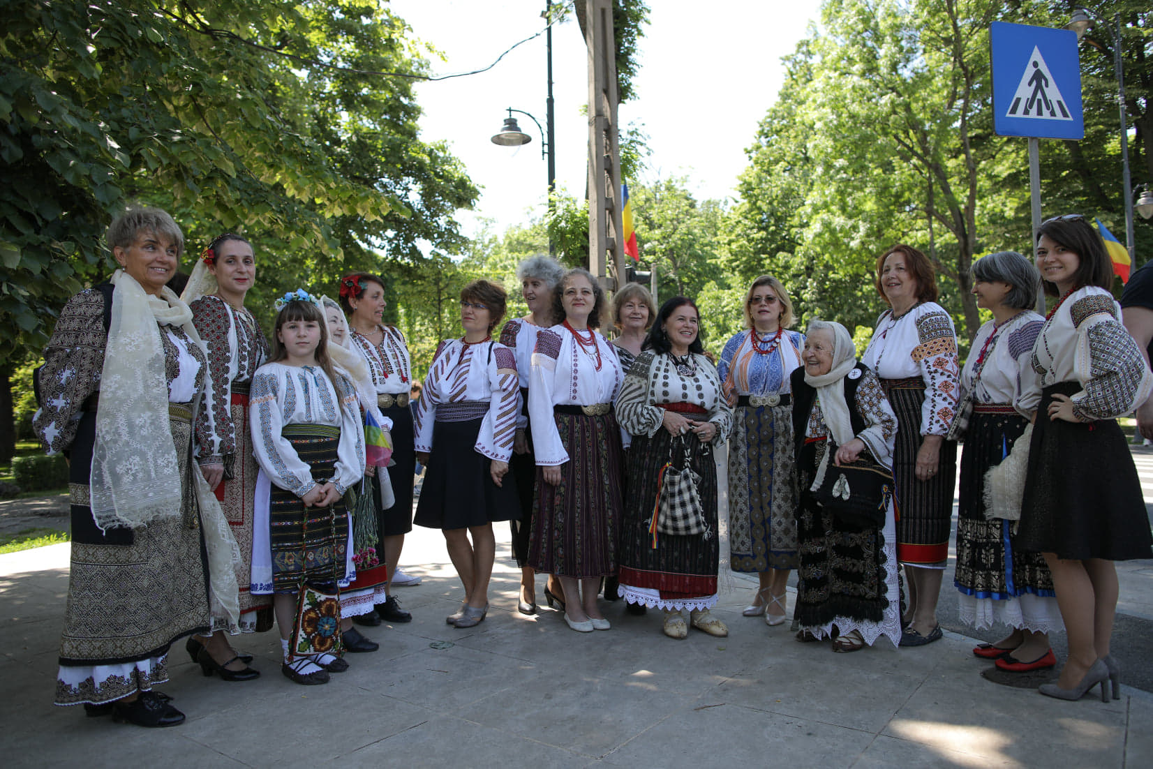 Zeci de oameni au defilat în costume populare, de ziua națională a portului tradițional din România / FOTO