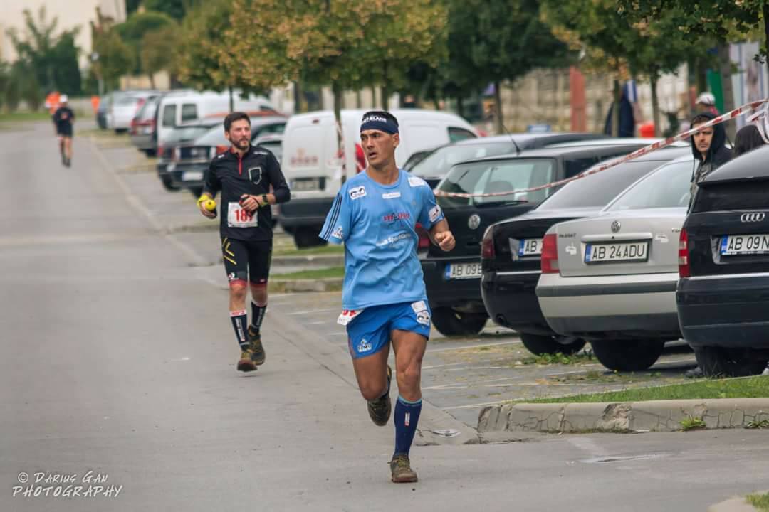 REPORTAJ/Levente Polgar, ultramaratonistul fără o mână, oferă zilnic kilometri de generozitate şi patriotism| VIDEO