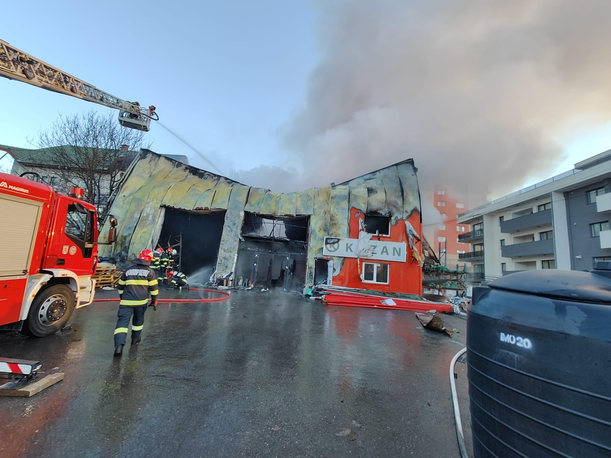 Incendiu puternic la un depozit din Cluj-Napoca. A fost emis mesaj Ro-Alert