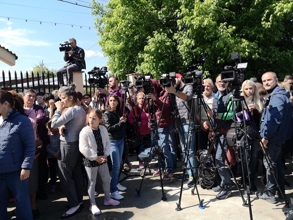Înghesuială cum nu s-a mai văzut la înmormântarea lui Răzvan Ciobanu. Lumea s-a urcat pe garduri și la ferestre | FOTO