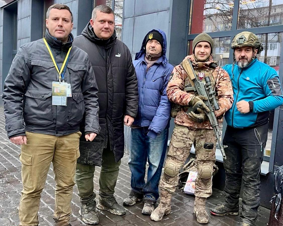 Cum se trăiește pe frontul din Ucraina. Relatările lui Alex Costache, jurnalistul TVR care a mers de 13 ori în mijlocul războiului: „Se auzeau obuzele cum vâjâiau în aer. Cădeau la 500 de metri de locul unde ne aflam”