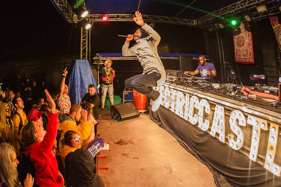 Electric Castle, a doua zi de concerte și de... ploaie | Chitaristul de la Enter Shikari, purtat pe brațe de spectatori