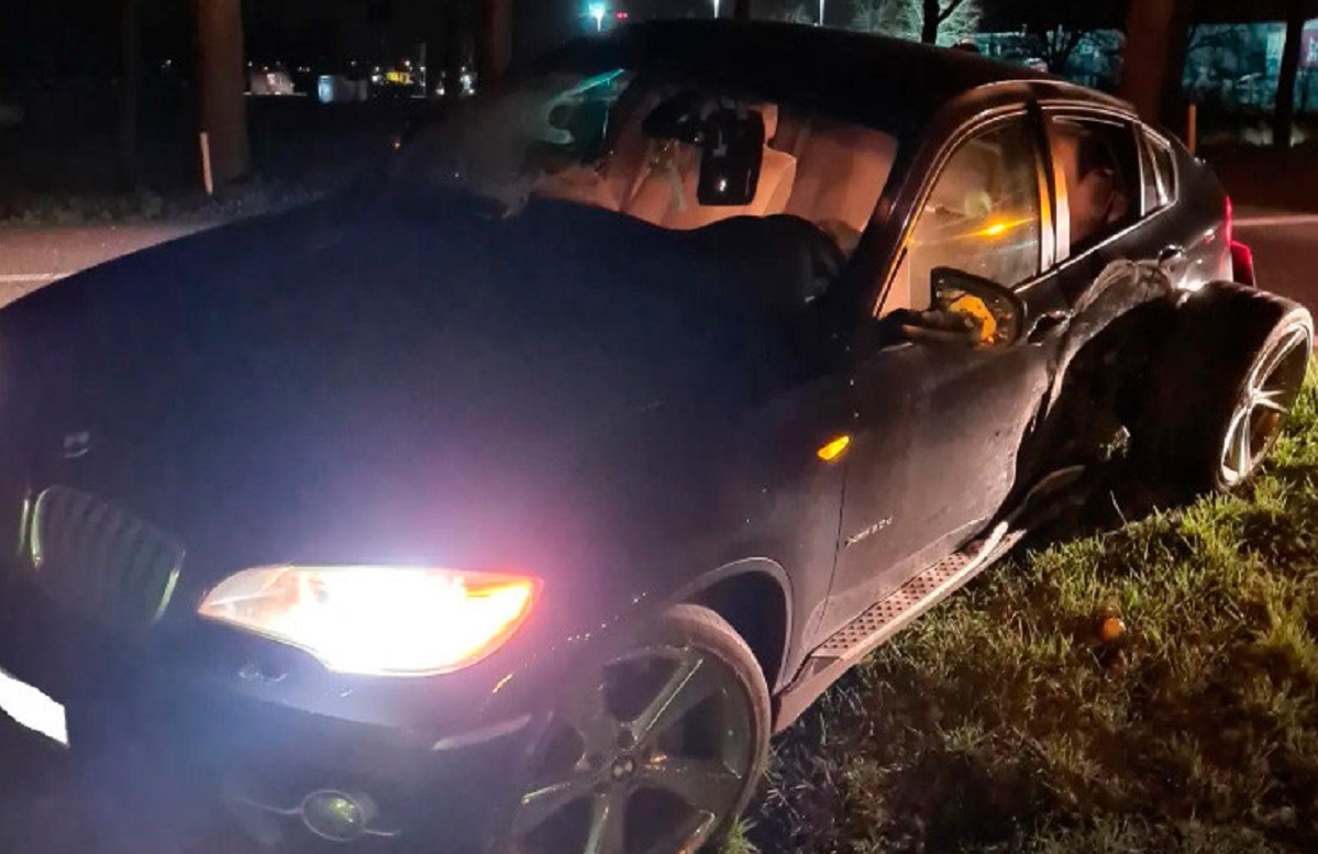 Un român care a fugit de poliție, după ce a făcut accident cu un BMW furat în Belgia, a fost găsit de un câine zăcând într-un șanț, în Olanda