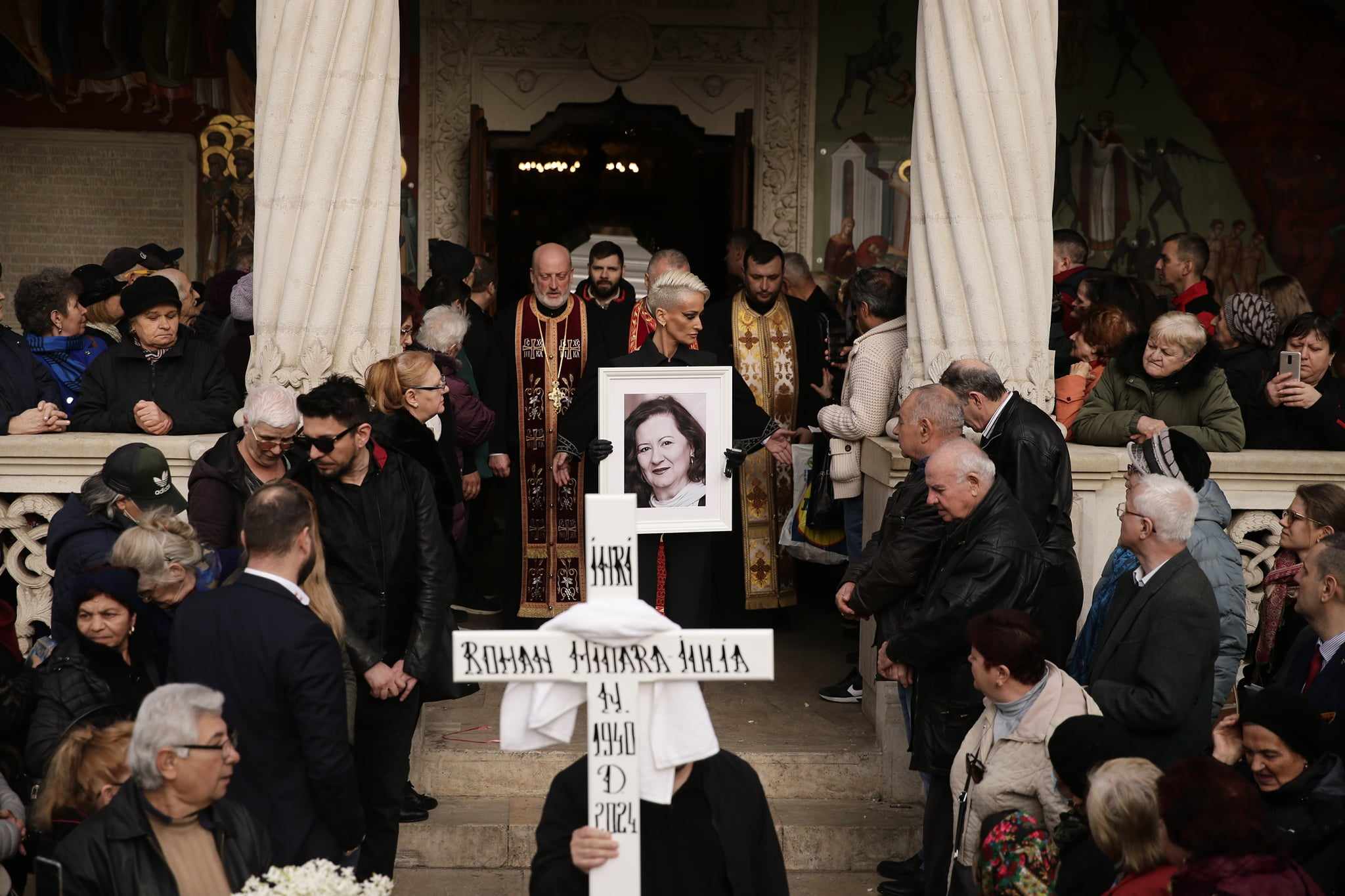 Ce a pus Oana Roman în pachetele pe care le-a împărțit la înmormântarea mamei sale: „Au fost consistente”. Tatăl Elenei Gheorghe a ținut slujba