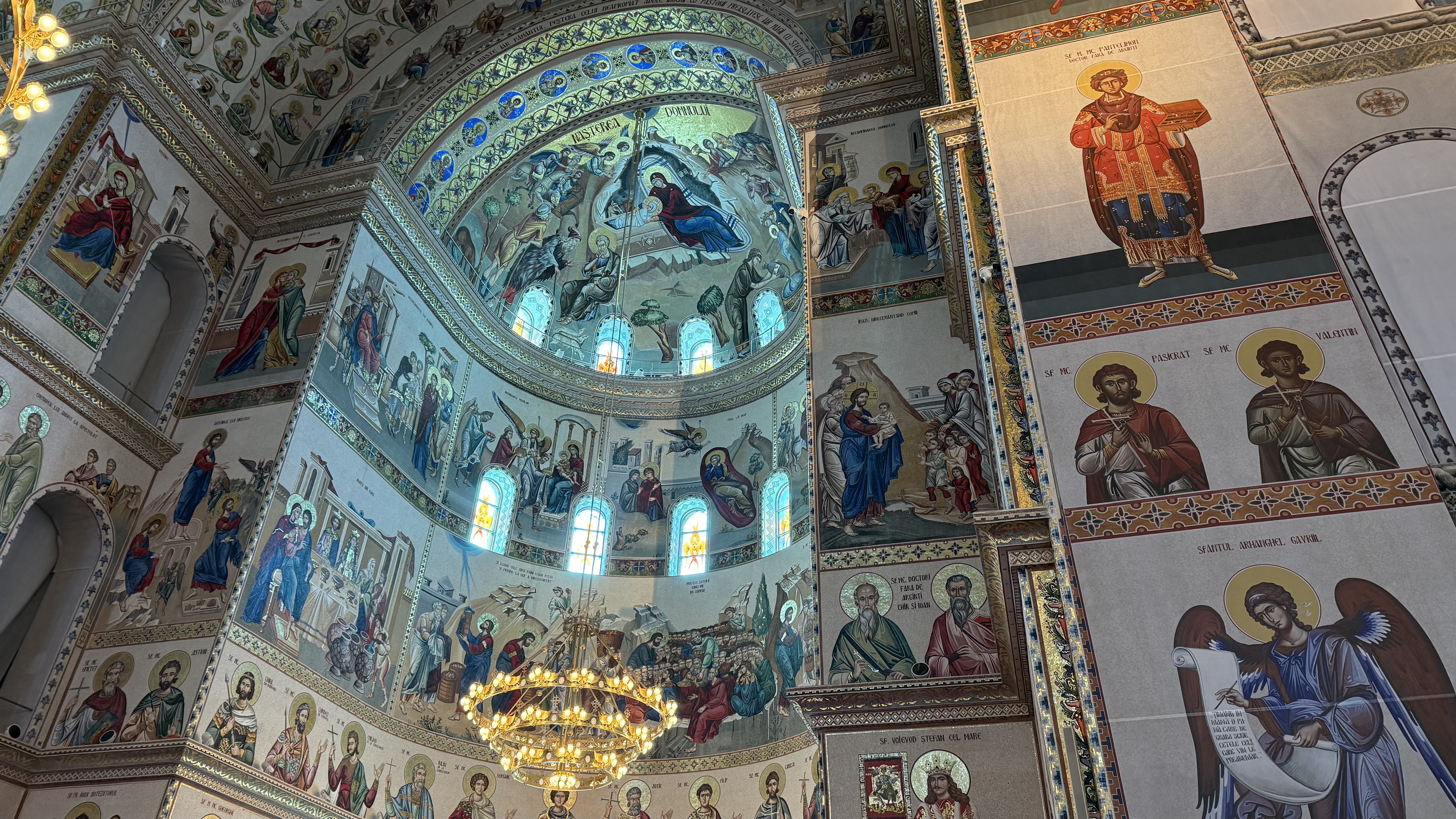 A doua zi de Crăciun la Catedrala Națională. Mii de credincioși au venit din țară și din străinătate să viziteze cea mai mare biserică ortodoxă din lume