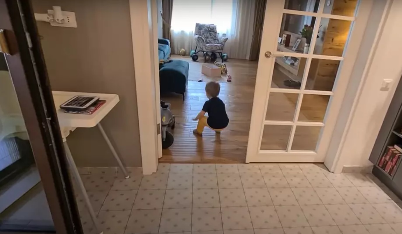 Imagini cu casa în care locuiește Mirela Vaida cu soțul și cei trei copii. Vila din Snagov a prezentatoarei e chiar lângă pădure