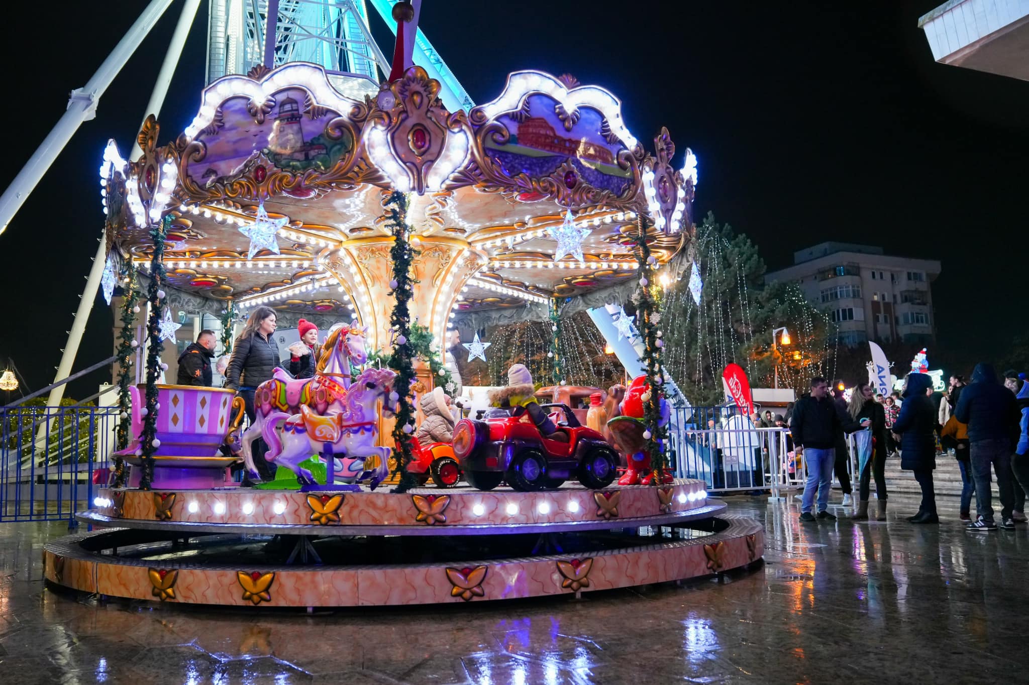 FOTO. Târgul de Crăciun de la Craiova și-a deschis porțile: o roată panoramică-gigant, patinoar, căsuțe cu produse tradiționale și două milioane de beculețe au transformat Bănia