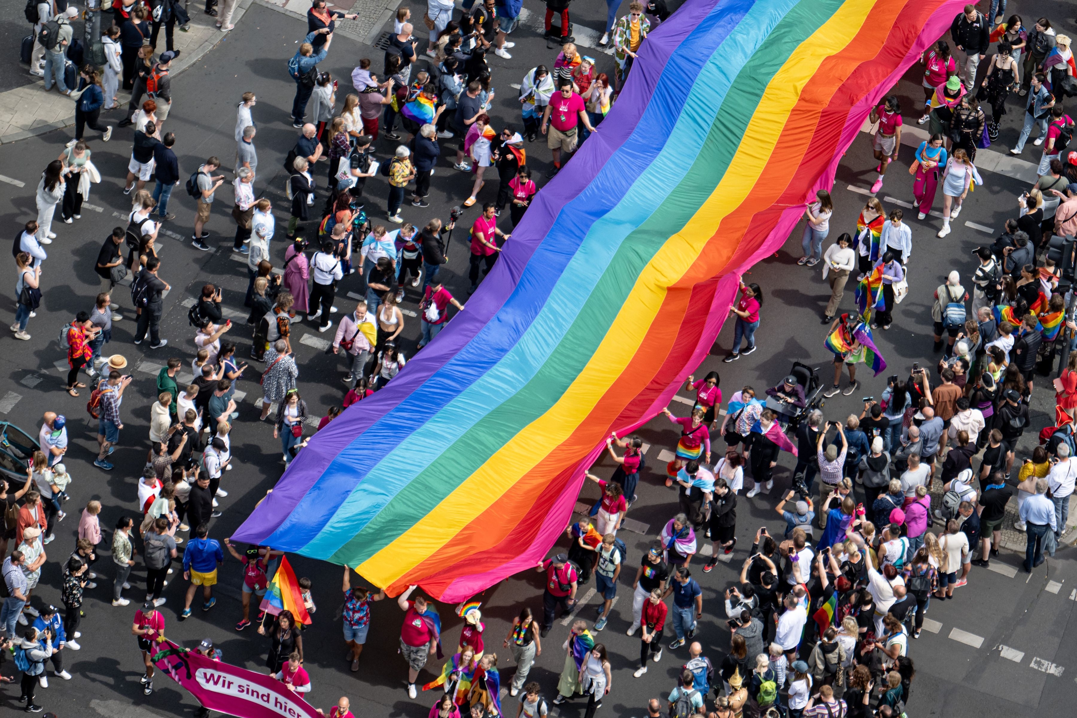 Sute de mii de oameni au participat la parada LGBTQ+ de la Berlin: „Pentru mai multă empatie și solidaritate!”