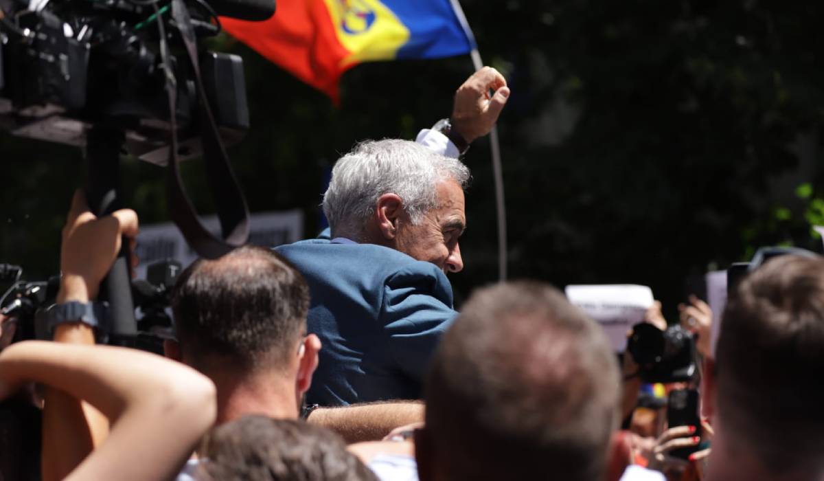 Călin Georgescu a făcut o baie de mulțime în fața Judecătoriei Sectorului 1 din București. Magistrații au amânat decizia privind anularea controlului judiciar
