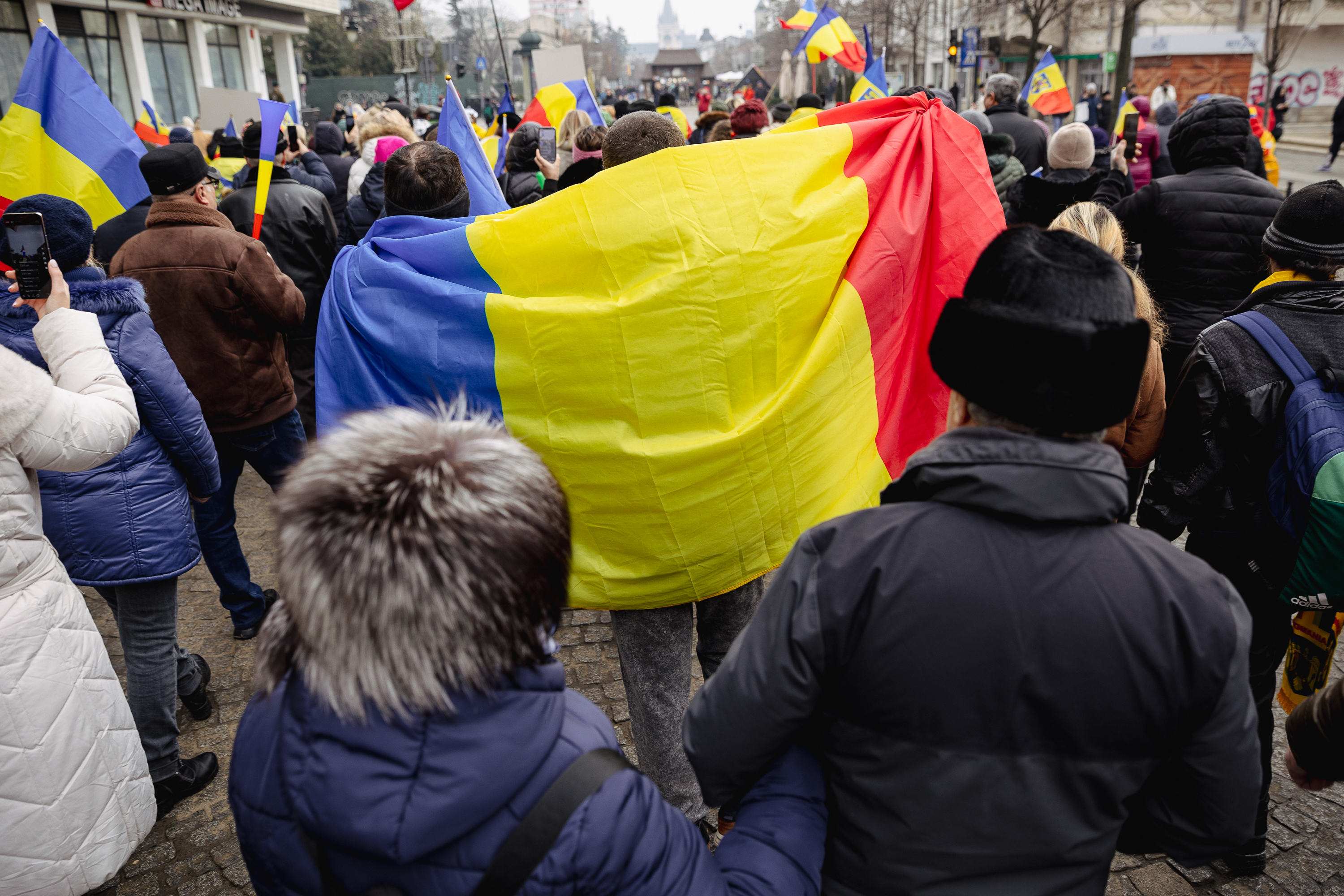 Ziua Unirii în imagini la Iași: câteva mii de oameni s-au bucurat de „sârba moldovenilor” și au fluierat puținii politicieni prezenți | Fotoreportaj
