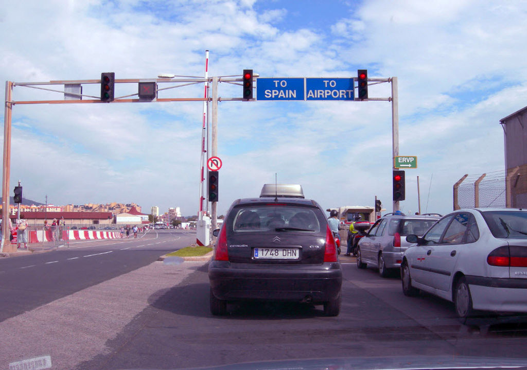 Cele mai spectaculoase și periculoase piste de aterizare din lume. De la un aeroport în pantă la pista care trece printre blocuri