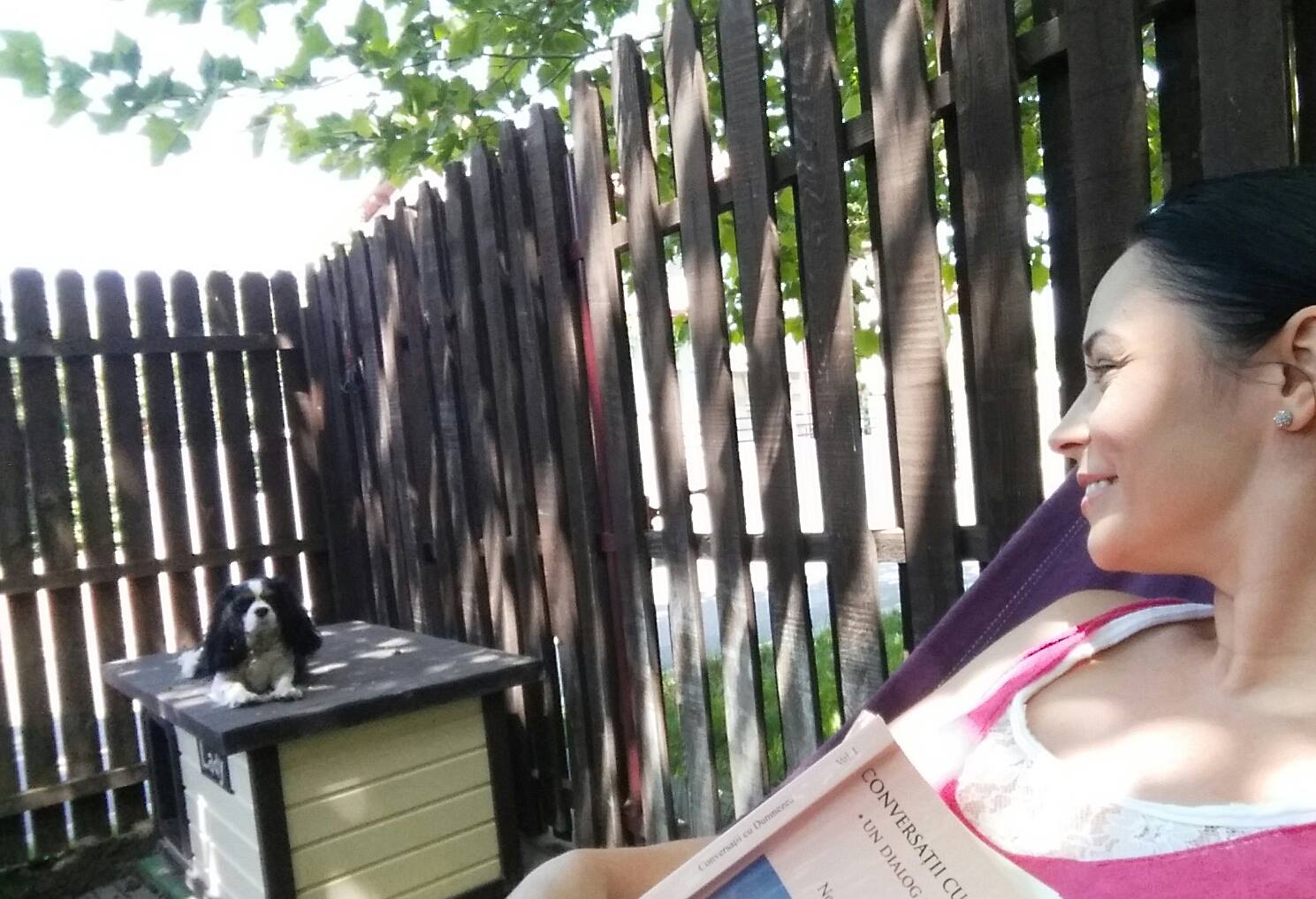 Andreea Marin, enervată la culme după ce o vecină a acuzat-o că își ține cățelușa în lesă