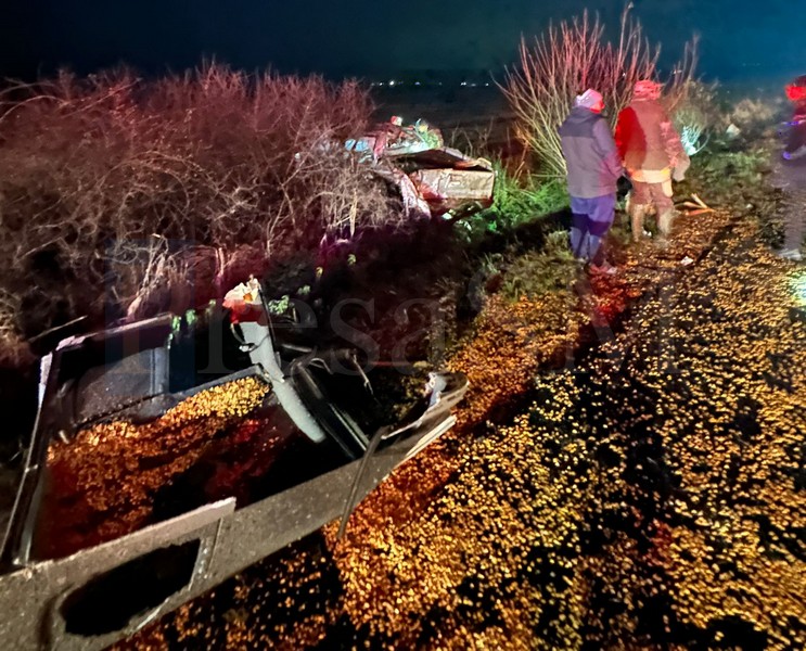 Trei oameni au rămas încarcerați după un accident între două mașini în județul Satu Mare