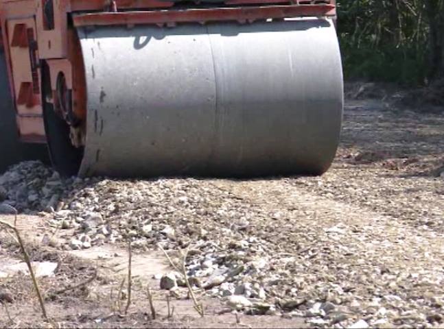 REPORTAJ/ Un primar din Vrancea a tăiat banii de serbări câmpenești ca să asfalteze ulițele. “Petrecerile se duc, dar asfaltul rămâne”