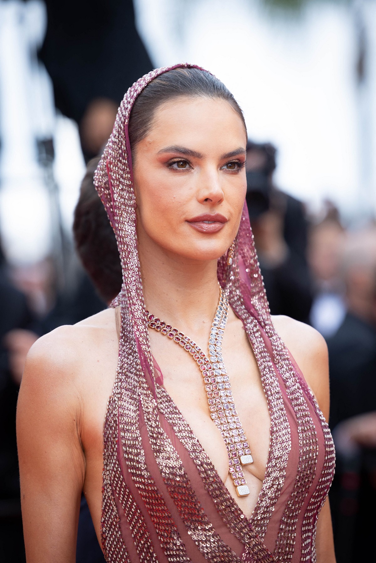 A comis-o la Cannes 2023. Fotomodelul a purtat o rochie mult prea decoltată pe covorul roșu
