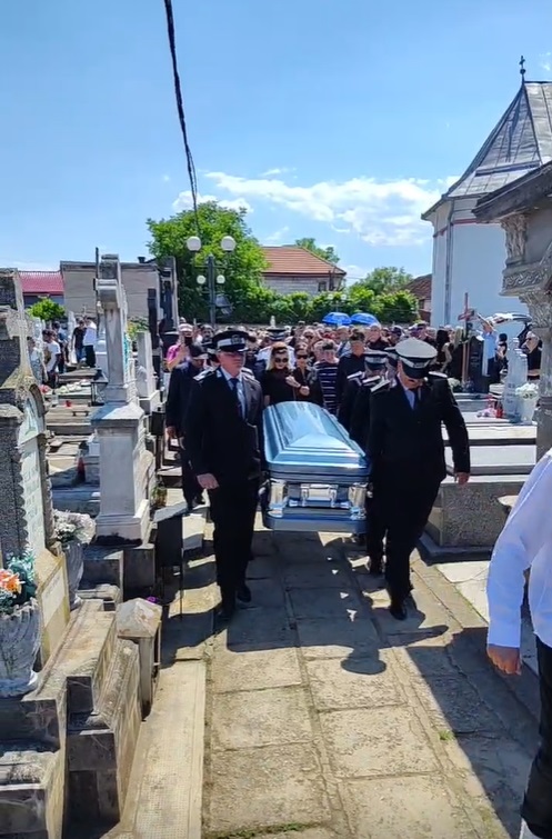 Mihai Leu a fost înmormântat la Hunedoara. Sute de persoane și mai multe mașini de raliu, cu motoarele turate, l-au condus pe ultimul drum