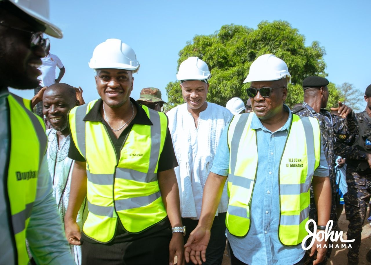 Mahama cuts sod for new Jakpa palace in Damongo.