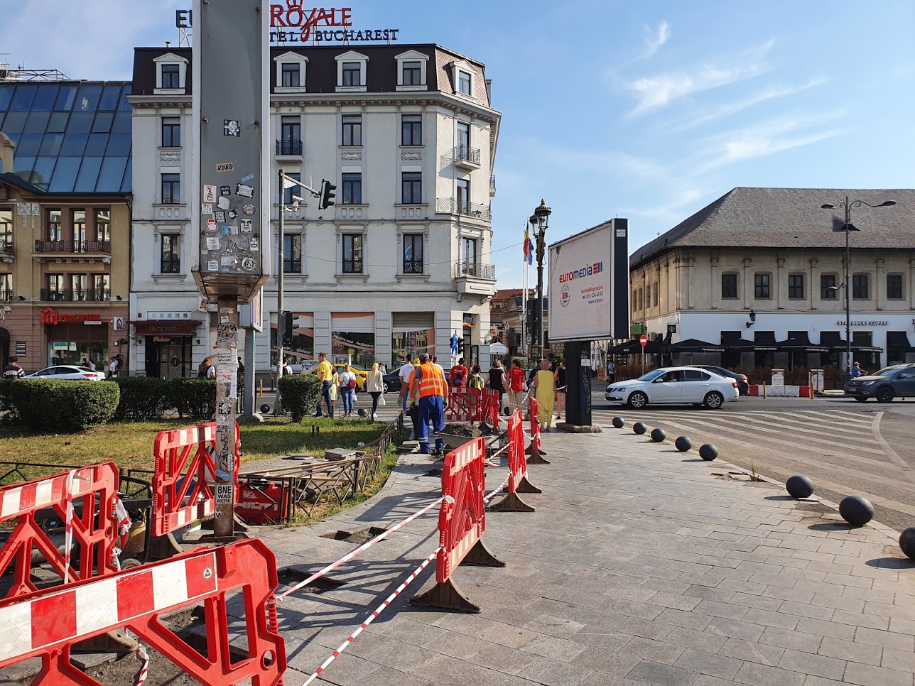 Trotuarul din Piața Unirii din București, la nici un an de la reabilitare: dale de granit desprinse, unele crăpate, altele lipsesc