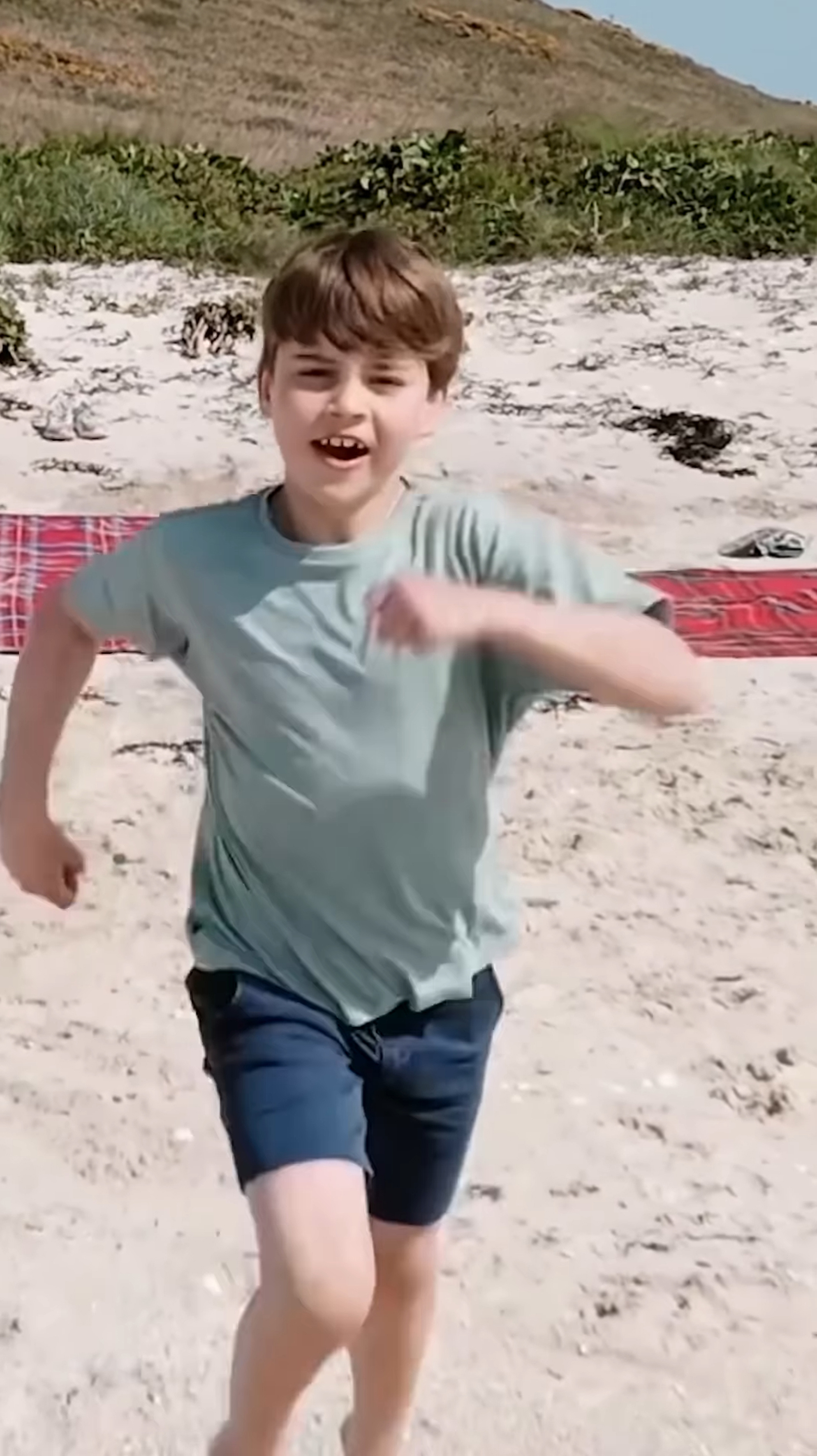Prințul Louis a împlinit 8 ani. Portret adorabil din vacanța de familie, publicat de Kate Middleton și prințul William