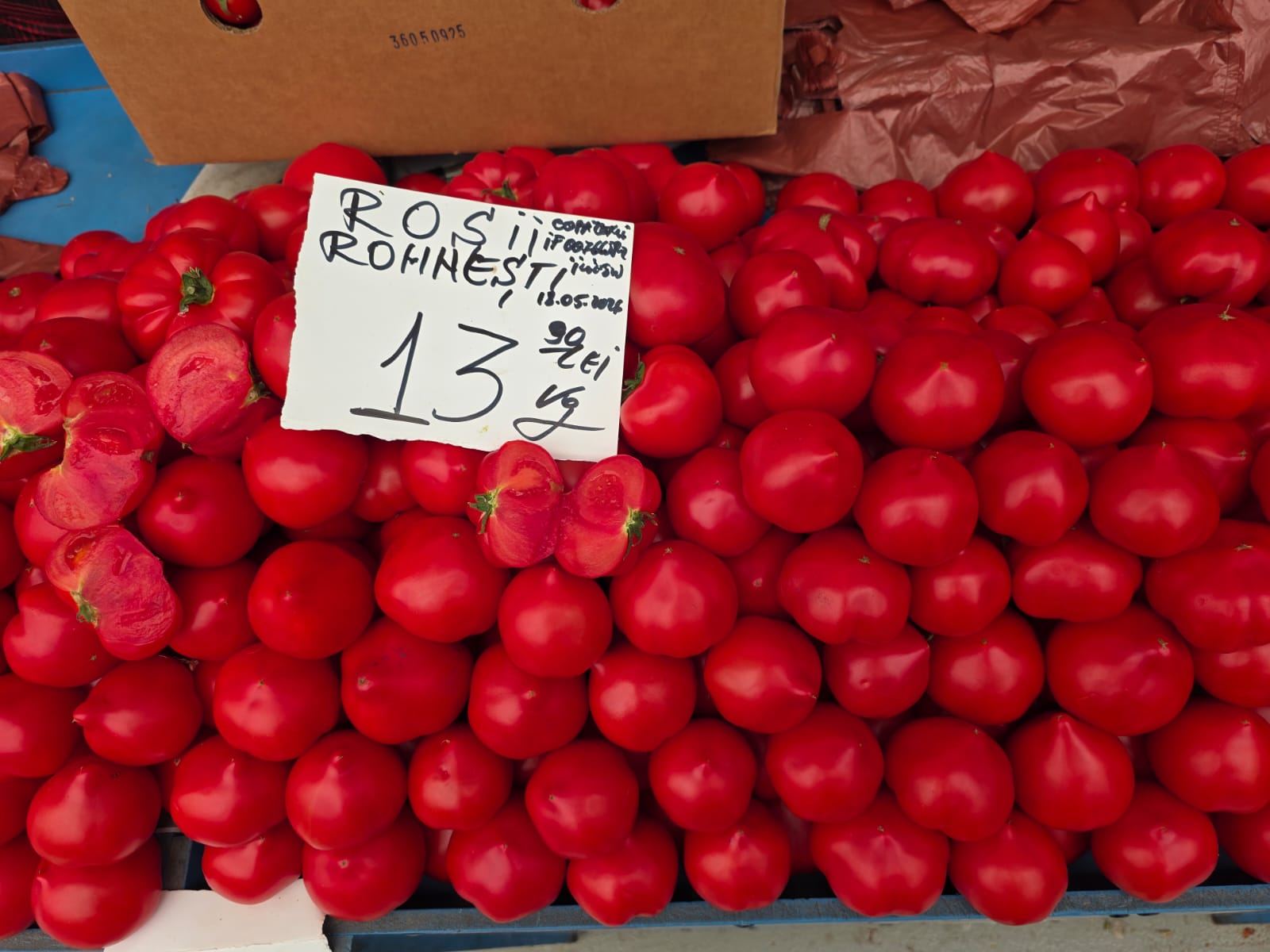 Cât costă să faci o salată de vară cu roșii românești și castraveți din piața Amzei, Obor sau Rahova