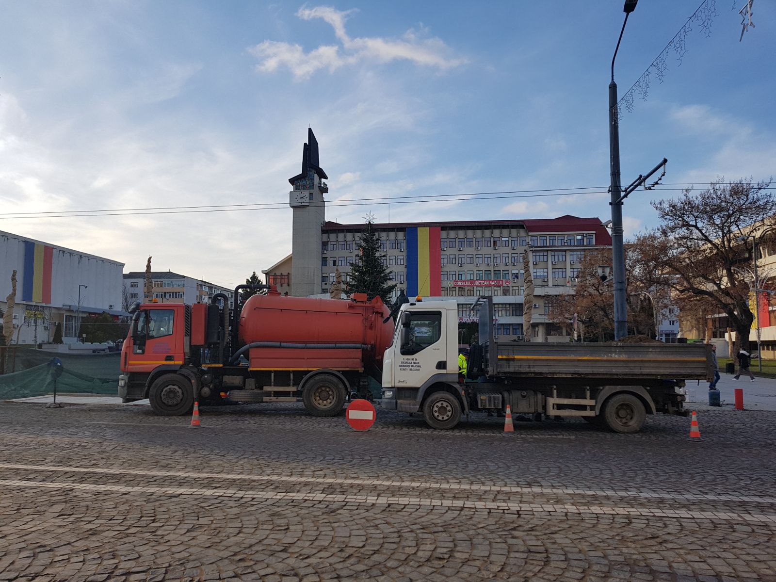 FOTO: Dorel ”a lovit” la Vaslui: conducta de apă recent înlocuită în centrul orașului se sparge în fiecare zi