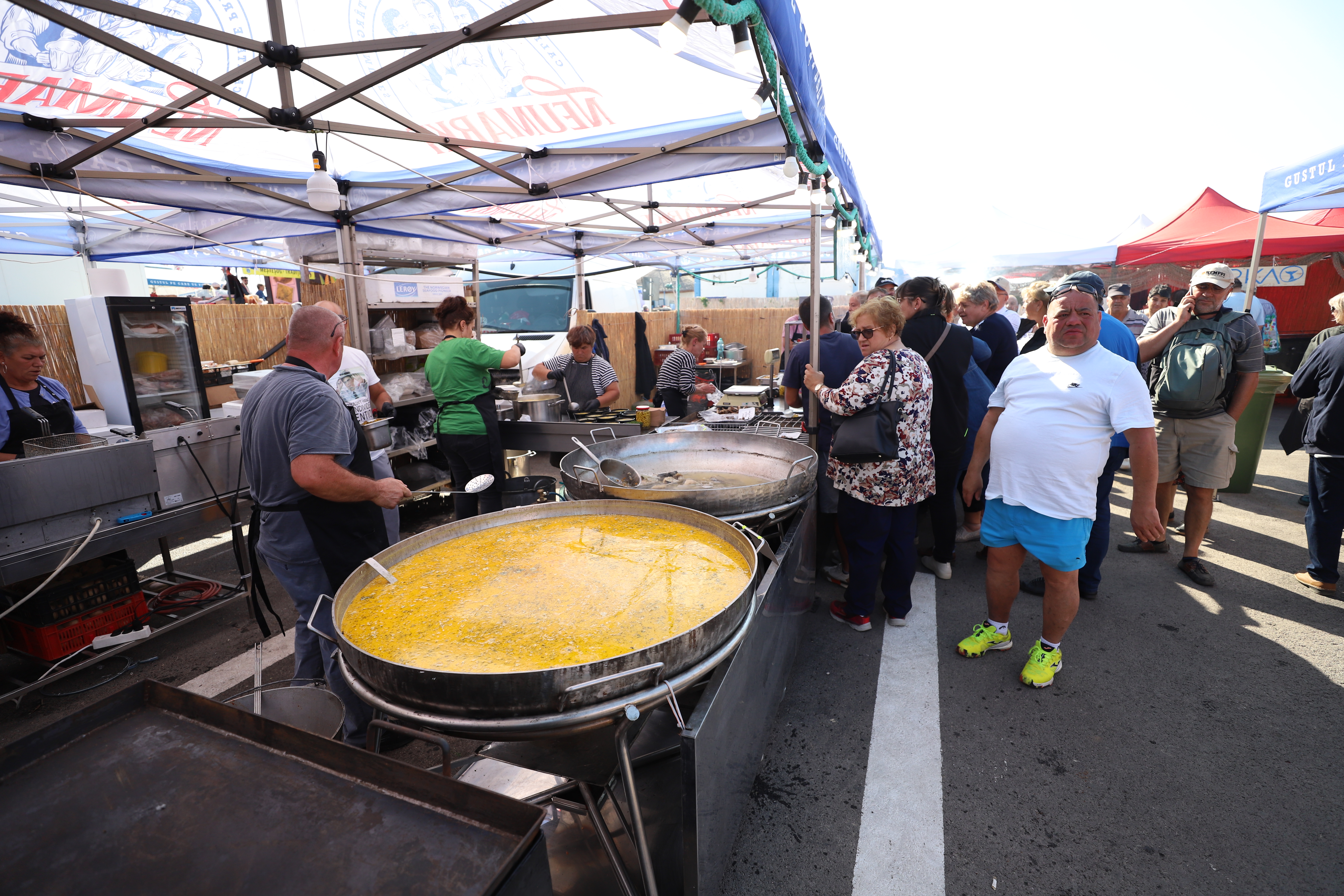Secrete culinare de la Festivalul Borșului Lipovenesc din Jurilovca. Fără morcov, dar cu ardei și țicore de baltă: „Adevăratul gust îl dau oasele!” | FOTO REPORTAJ