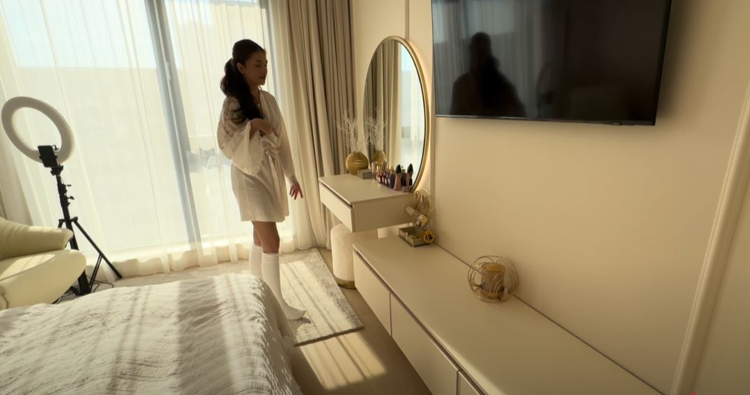 Imagini cu apartamentul din București în care locuiește Andreea Bostănică. Tânăra din Moldova câștigă 20.000 de euro pe săptămână
