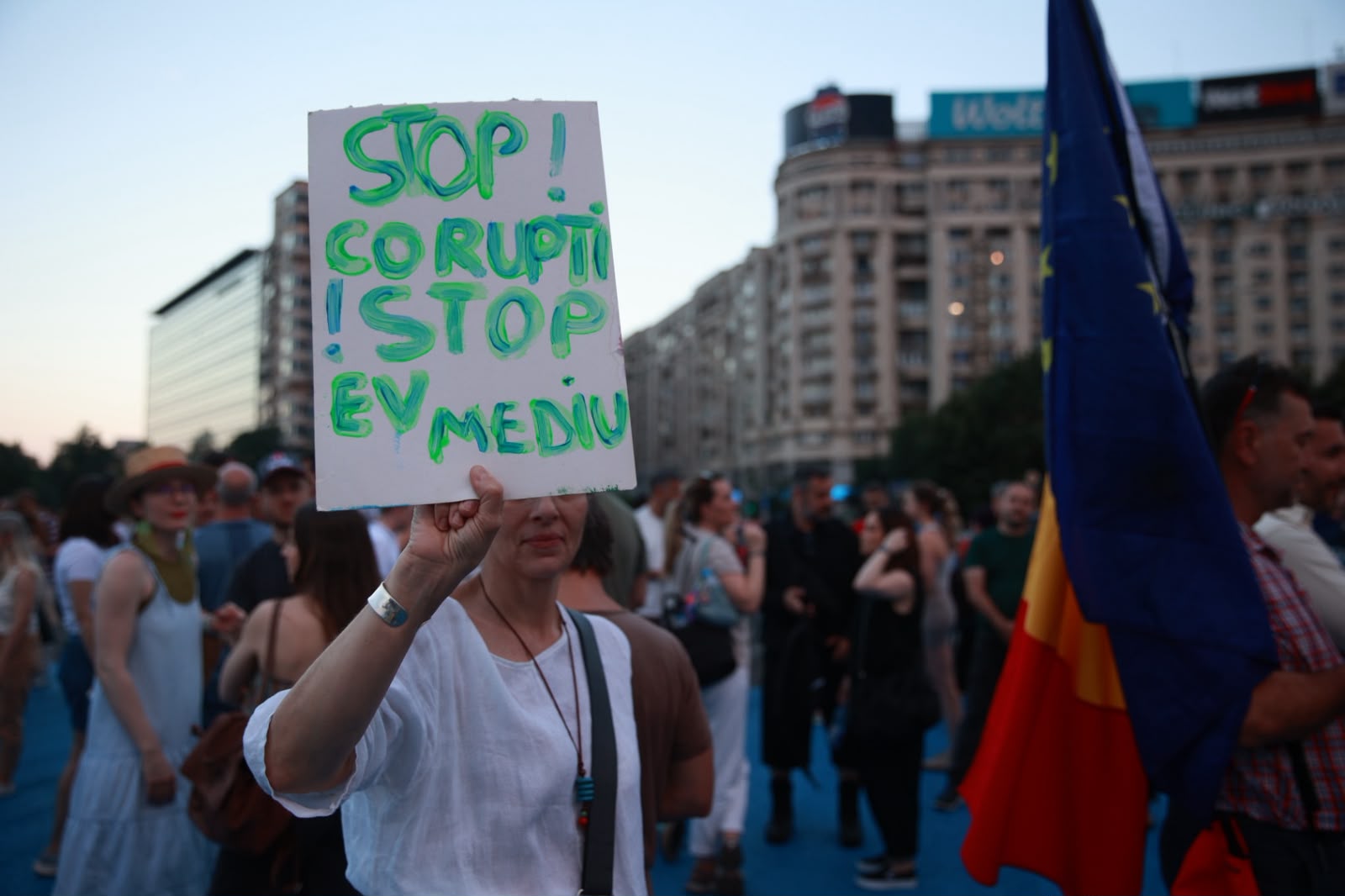 Protest în Piața Victoriei: Sute de oameni manifestă sub sloganul „România e sub asediu”. Ce cer organizatorii și ce mesaj are Jandarmeria