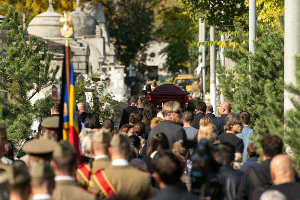 UPDATE | Tamara Buciuceanu Botez a fost înmormântată cu onoruri militare la Cimitirul Sf. Vineri din Capitală. Sute de oameni au venit să-i aducă un ultim omagiu