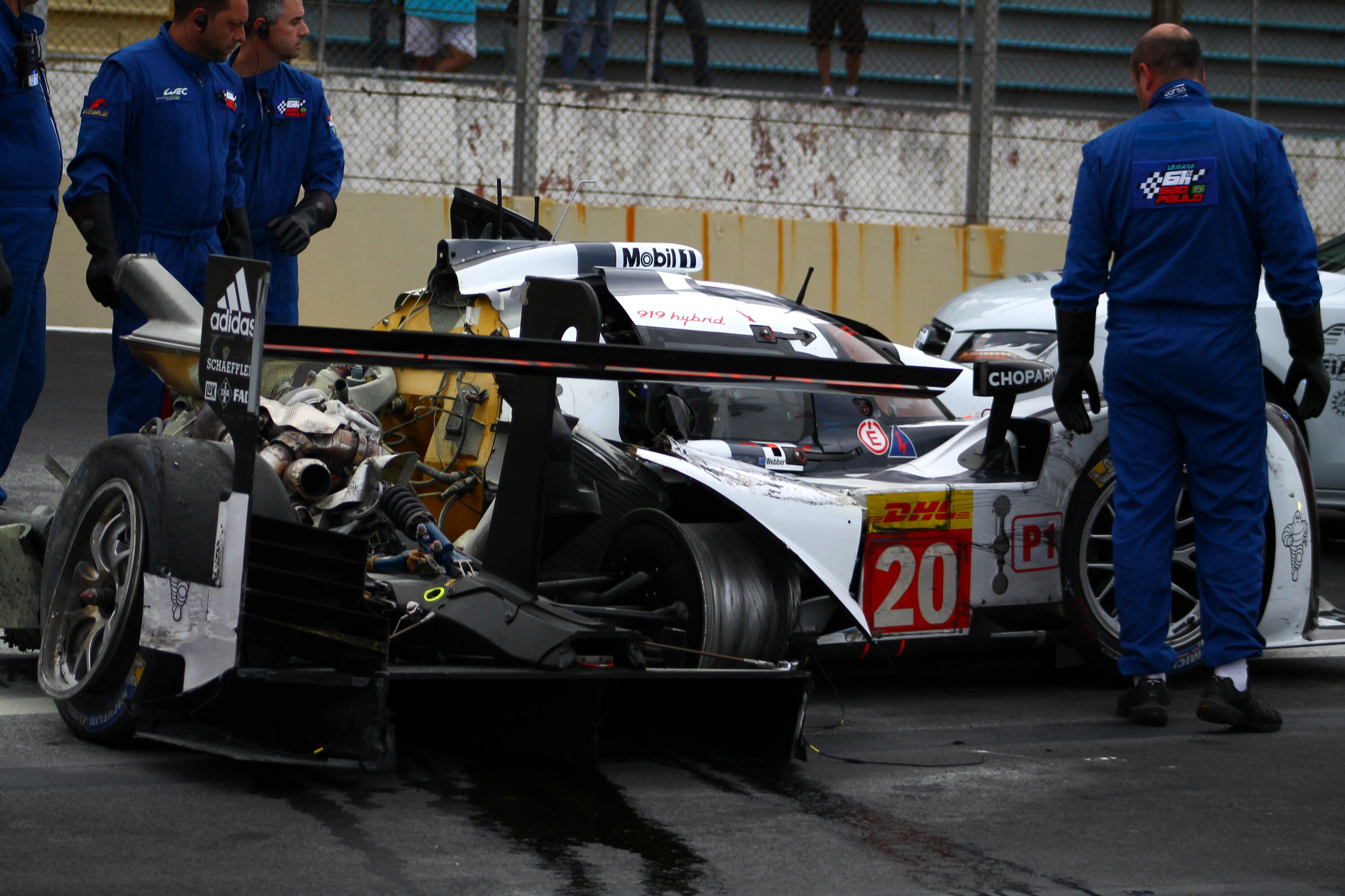 F1: Mark Webber, de la Porsche, a scăpat nevătămat dintr-un accident TERIBIL: noroc ”porschesc”!