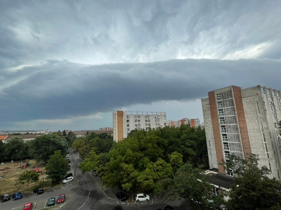 Urmările alertelor meteo de vijelii:  clădiri inundate și copaci doborâți de vânt. Unde a fost nevoie de intervenția pompierilor